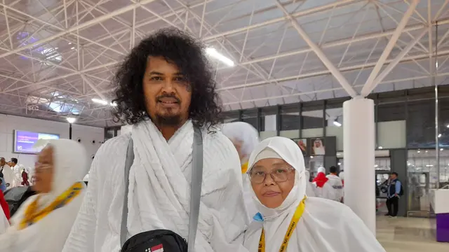 Bakti Sang Anak Lelaki dari Cirebon, Dampingi Ibunda Gantikan Ayah Berhaji Secara Mandiri pada 2025