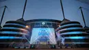 Spanduk raksasa Manchester City juara Liga Inggris terpampang di depan Stadion Etihad, Sabtu (20/5/2023). City memastikan gelar juara setelah Arsenal dikalahkan Nottingham Forest dengan skor 0-1 pada lanjutan Liga Inggris 2022/2023 hari Minggu (21/05/2023). (AP Photo/Jon Super)