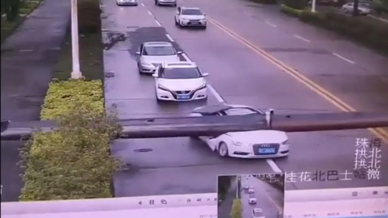 Sedan Audi Tertimpa Pipa Raksasa