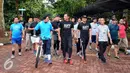 Bakal calon gubernur DKI Jakarta, Agus Harimurti Yudhoyono (tengah) berbincang dengan warga saat berolahraga di Kebun Binatang Ragunan Jakarta, Minggu (9/10). Selain olahraga, AHY melakukan bersosialisasi dengan warga. (Liputan6.com/Helmi Fithriansyah)