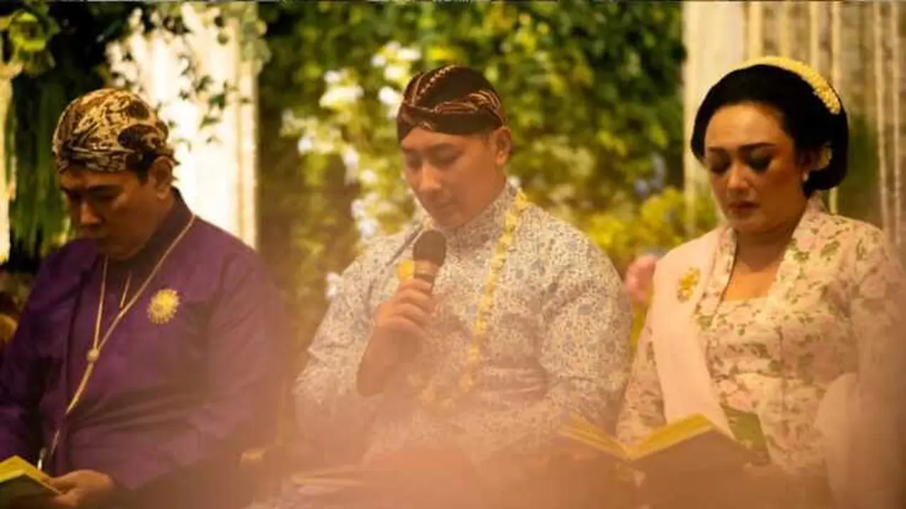 Potret Detail Kebaya Tata Cahyani di Momen Siraman-Sungkeman Darma Mangkuluhur