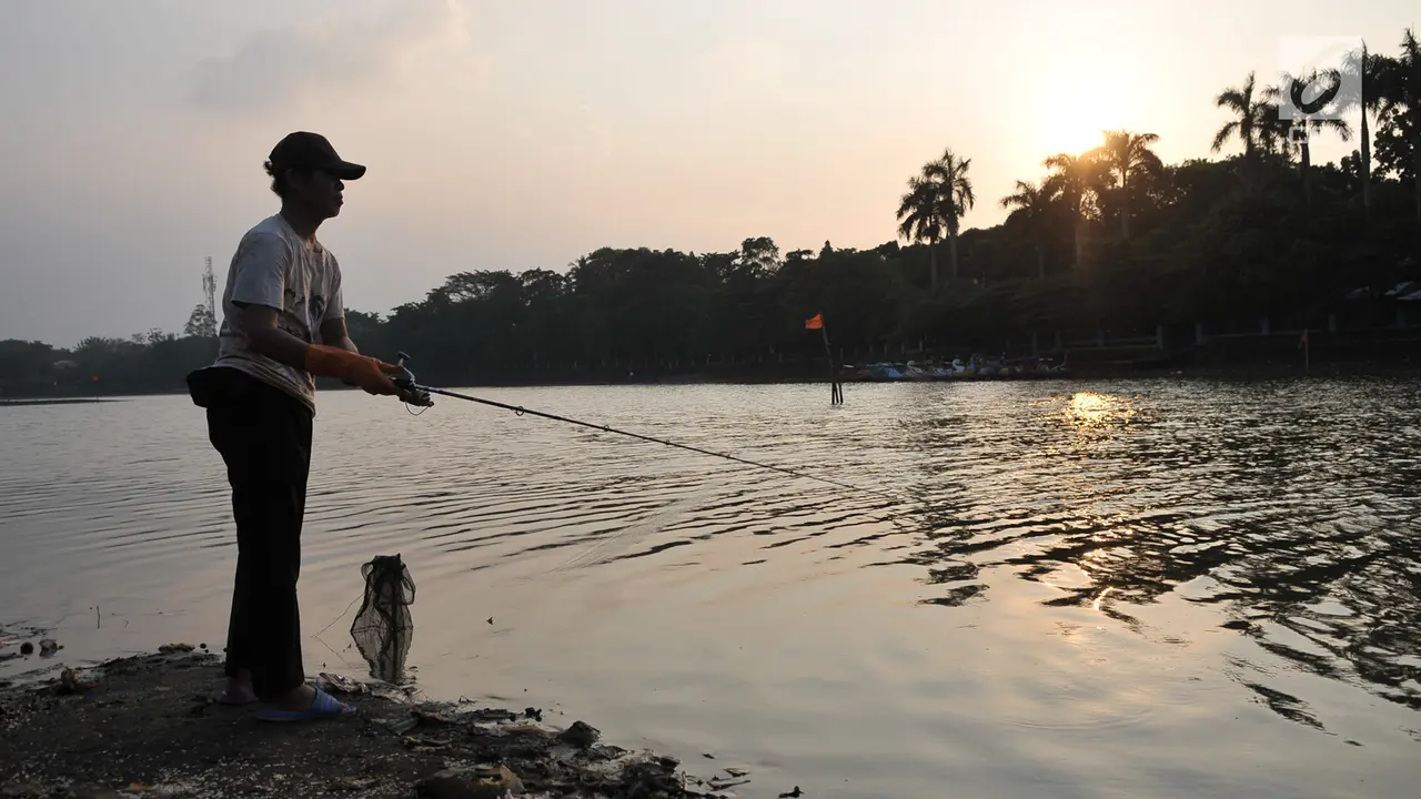 Warga Ngabuburit Sambil Mancing di Setu Babakan
