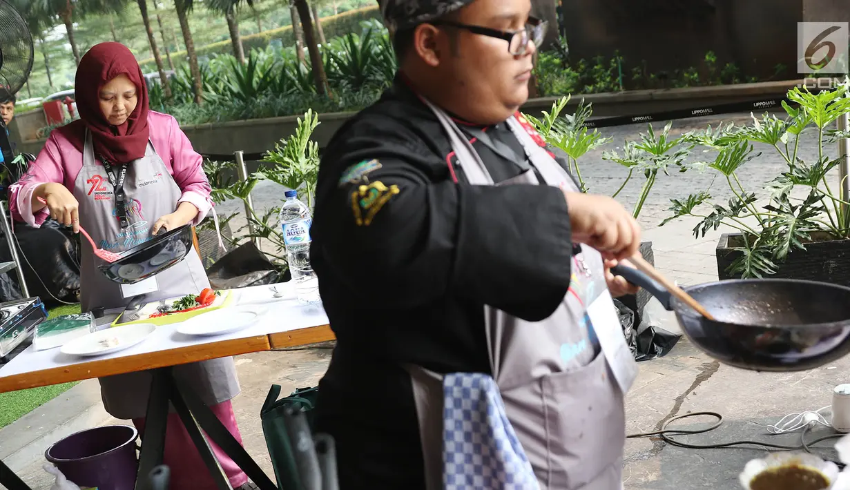 Finalis Lomba Masak Ikan Nusantara mengikuti acara Taste of Indonesia di Lippo Mall Kemang, Jakarta, Jumat (11/8). Sepuluh koki terbaik berasal dari Batam, Gorontalo, Biak Papua, Jakarta, dan Pontianak. (Liputan6.com/Immanuel Antonius)