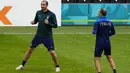 Bek Italia, Giorgio Chiellini (kiri) melakukan pemanasan selama sesi latihan di stadion Hive di London, Inggris, Senin (5/7/2021). Italia akan menghadapi Spanyol pada babak semifinal Euro 2020  di Stadion Wembley, Inggris. (AP/Matt Dunham)