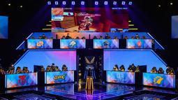 Sebanyak 12 tim berlomba saat grand final Free Fire Indonesia Masters 2022 Fall yang berlangsung di FFIM Stadium, Studio RCTI+, Kebon Jeruk, Jakarta, Minggu (23/10/2022). (Bola.com/Bagaskara Lazuardi)