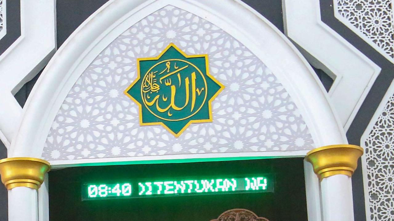 Karyawan PT Matahari Putra Prima, Tbk bersama pengurus DKM membersihkan Masjid Jami Al Muhajirin Karawaci, Tangerang, Minggu (3/3/2024). Merdeka.com/Arie Basuki