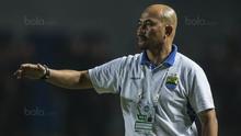 Caretaker Persib, Herrie Setiawan, memberikan instruksi saat melawan Persija pada laga Liga 1 di Stadion GBLA Bandung, Jawa Barat, Sabtu (22/7/2017). Kedua klub bermain imbang 1-1. (Bola.com/Vitalis Yogi Trisna)