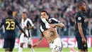 Bek Juventus, Dani Alves, melakukan selebrasi usai mencetak gol ke gawang AS Monaco. Juventus menang dengan agregat 4-1 atas AS Monaco.  (EPA/Alessandro Di Marco)
