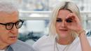 Artis Kristen Stewart bersama Direktur Woody Allen berpose selama sesi pemotretan untuk film "Cafe Society" sebelum pembukaan Festival Film Cannes ke-69 di Cannes, Prancis, 11 Mei 2016. (REUTERS / Regis Duvignau)