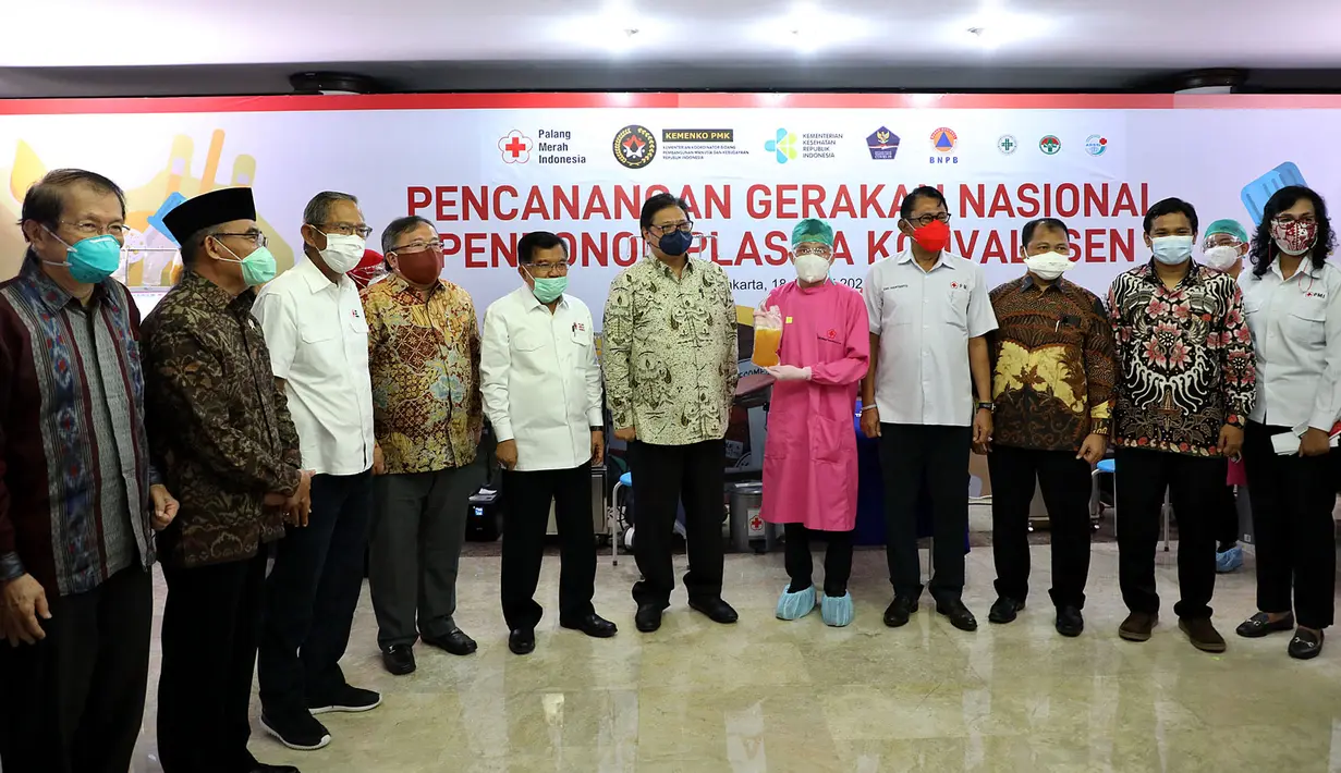 Ketua Umum PMI Jusuf Kalla (kelima kiri) foto bersama Menko Perekonomian Airlangga Hartarto (tengah) dan sejumlah pejabat saat Pencanangan Gerakan Nasional Pendonor Plasma Konvalesen di Markas PMI, Jakarta, Senin (18/1/2021). Penyintas COVID-19 diharap mau menyumbang plasmanya. (StaffJK/Ade Danhur)