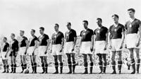Kapten Hungaria, Ferenc Puskas (kiri), memimpin rekan-rekannya pada final Piala Dunia 1954 di Swiss.