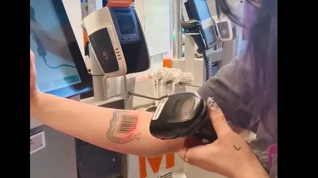 Perempuan Ini Tato Barcode Kaleng Minuman di Lengan