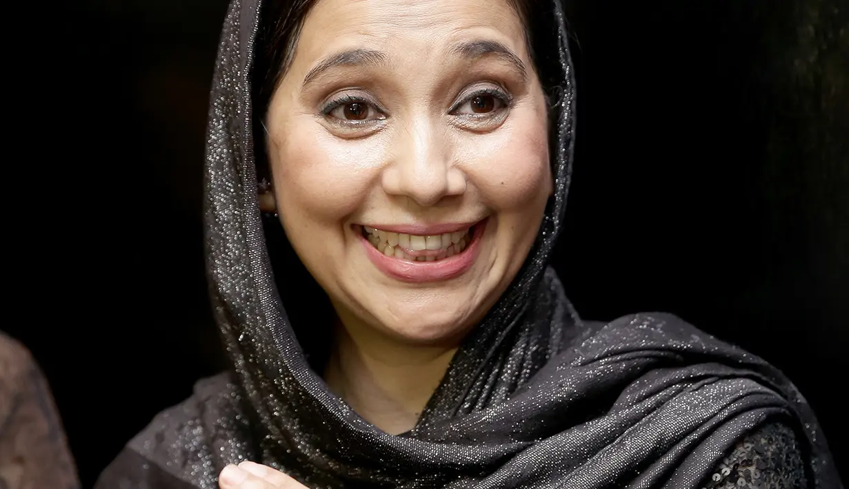 "Aku enggak ikut campur urusan pribadi orang. Apa salahnya mereka, kalau dibilang dosa orang normal juga banyak yang berbuat dosa, dan itu bukan kapasitas kita kan," jelas Ayu Azhari. (Andy Masela/Bintang.com)