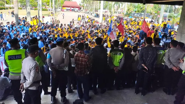 Topeng Prabowo Subianto Hingga Bobby Nasution Warnai Demo Tolak RUU Pilkada di Palembang