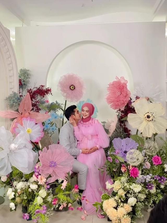 Jelang Melahirkan, Ini 6 Potret Maternity Shoot Ria Ricis dan Teuku Ryan