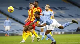 Pemain Manchester City Raheem Sterling mengarahkan bola ke arah gawang West Bromwich Albion pada pertandingan Liga Inggris di Etihad Stadium, Manchester, Inggris, Selasa (15/12/2020). Manchester City dan West Bromwich Albion bermain imbang 1-1. (Clive Brunskill/ Pool via AP)