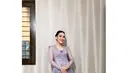 Ayu Ting-Ting tampil manis dengan kebaya modifikasi asimetrik berwarna lilac. Memadukan model kutubaru dan kebaya pendek, Ayu Ting-T.ng juga kenakan kain batik sebagai bawahan [@ayutingting92]