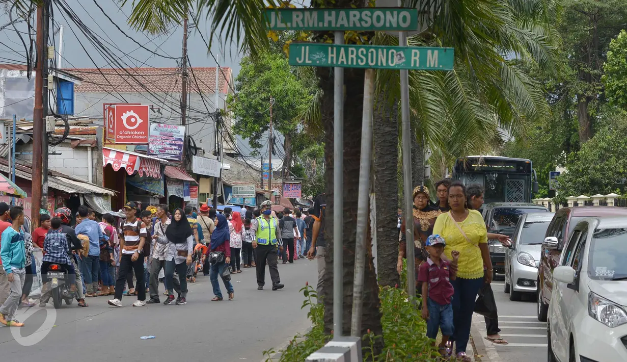 Kemacetan mengular dari Tb Simatupang mengarah RM Harsono pintu masuk Ragunan, Jakarta, Minggu (25/12) Libur natal dan cuti bersama dimanfaatkan warga Jakarta dan sekitarnya untuk berlibur di Ragunan. (Liputan6.com/Helmi Afandi)