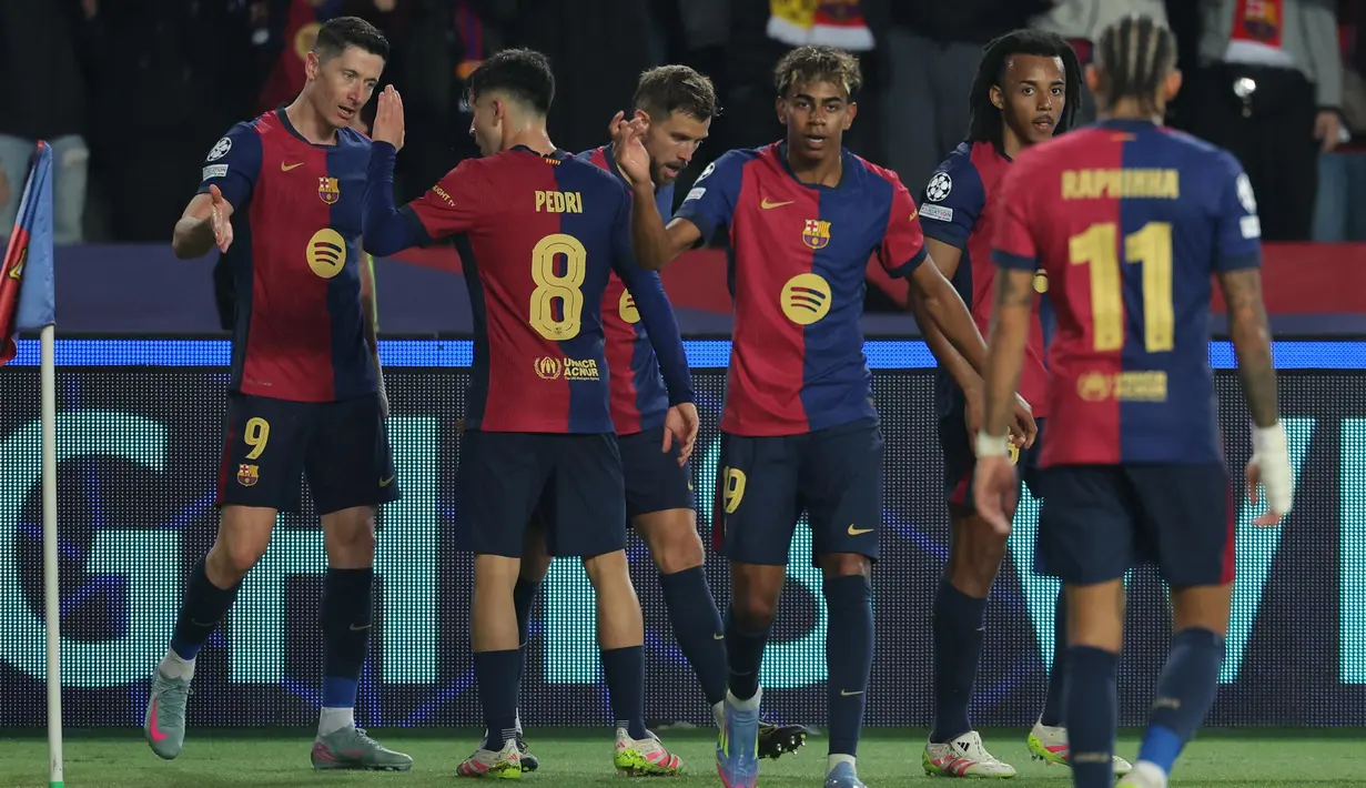 Di babak kedua, tiga menit usai kickoff atau menit ke-48, Barcelona menggandakan keunggulan atas Borussia Dortmund. Memanfaatkan umpan lambung dari Raphinha, Robert Lewandowski menjebol gawang Dortmund dengan sundulannya. (LLUIS GENE/AFP)