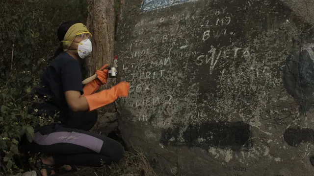 Aksi Bersihkan Vandalisme di Gunung