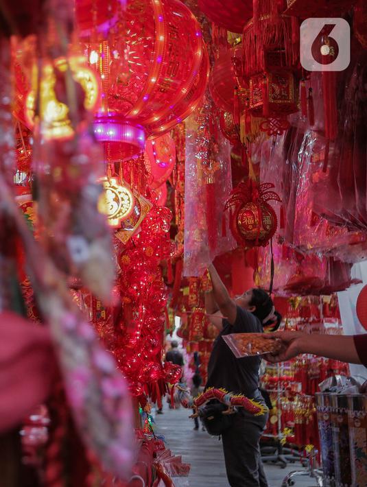 Ada banyak pernak-pernik Imlek yang menjadi incaran untuk dekorasi. (Liputan6.com/Angga Yuniar)