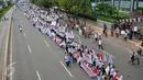Massa aksi damai 4 November berjalan berbaris memasuki kawasan Thamrin menuju Balai Kota, Jakarta Pusat, Jumat (4/11). Demo 4 November menuntut penuntasan proses hukum Basuki Tjahaja Purnama (Ahok) ini diikuti berbagai ormas. (Liputan6.com/Angga Yuniar)