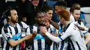 Gelandang Newcastle, Vurnon Anita (kedua kiri) melakukan selebrasi bersama rekan-rekannya usai mencetak gol kegawang City pada lanjutan liga Inggris di St James 'Park (20/4). Newcastle bermain imbang atas City dengan skor 1-1. (Reuters/Andrew Yates)