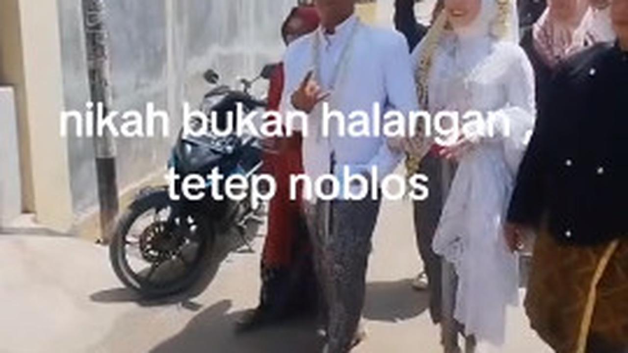 Momen Unik Pasutri Baru Datangi TPS buat Nyoblos