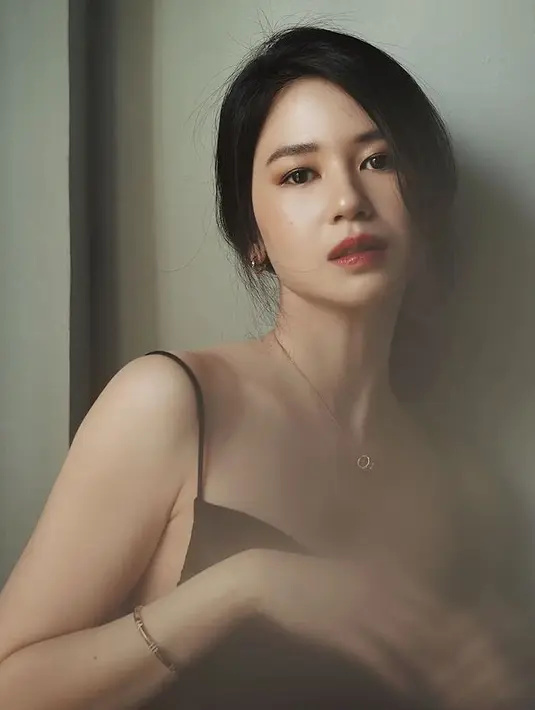 <p>Untuk kesan glamor, aplikasi riasan mata dengan rona keemasan bisa jadi inspirasi yang menjanjikan. Tambahkan lipstik dengan warna oranye tua yang diaplikasikan dengan teknik ombre untuk kesan yang semakin menawan. (Foto: Laura Basuki/ Instagram).</p>