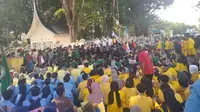 Ratusan mahasiswa yang tergabung dalam BEM se-Sumatera Barat menggelar aksi unjuk rasa di depan Kantor Gubernur Sumbar, Rabu (15/9/2021). (Liputan6.com/ Novia Harlina)