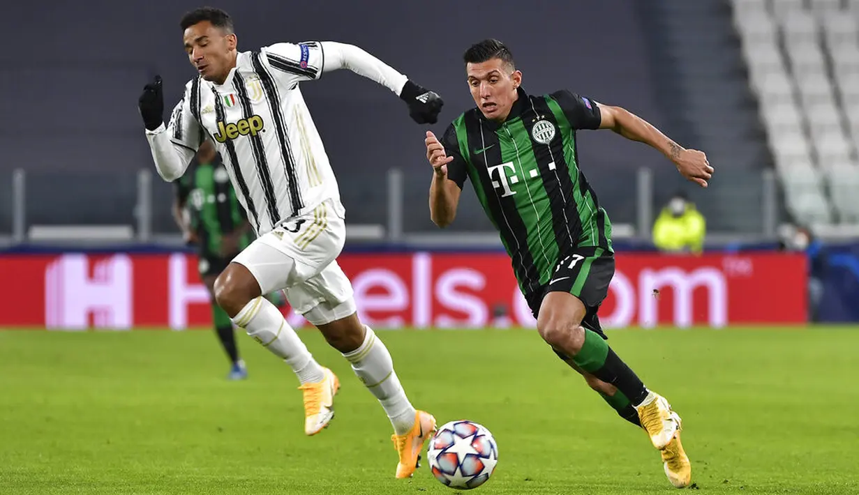 Pemain Juventus Danilo (kiri) dan pemain Ferencvaros Myrto Uzuni berebut bola pada pertandingan Grup G Liga Champions di Allianz Stadium, Turin, Italia, Selasa (24/11/2020). Juventus melaju ke 16 besar Liga Champions usai menekuk Ferencvaros 2-1. (Marco Alpozzi/LaPresse via AP)