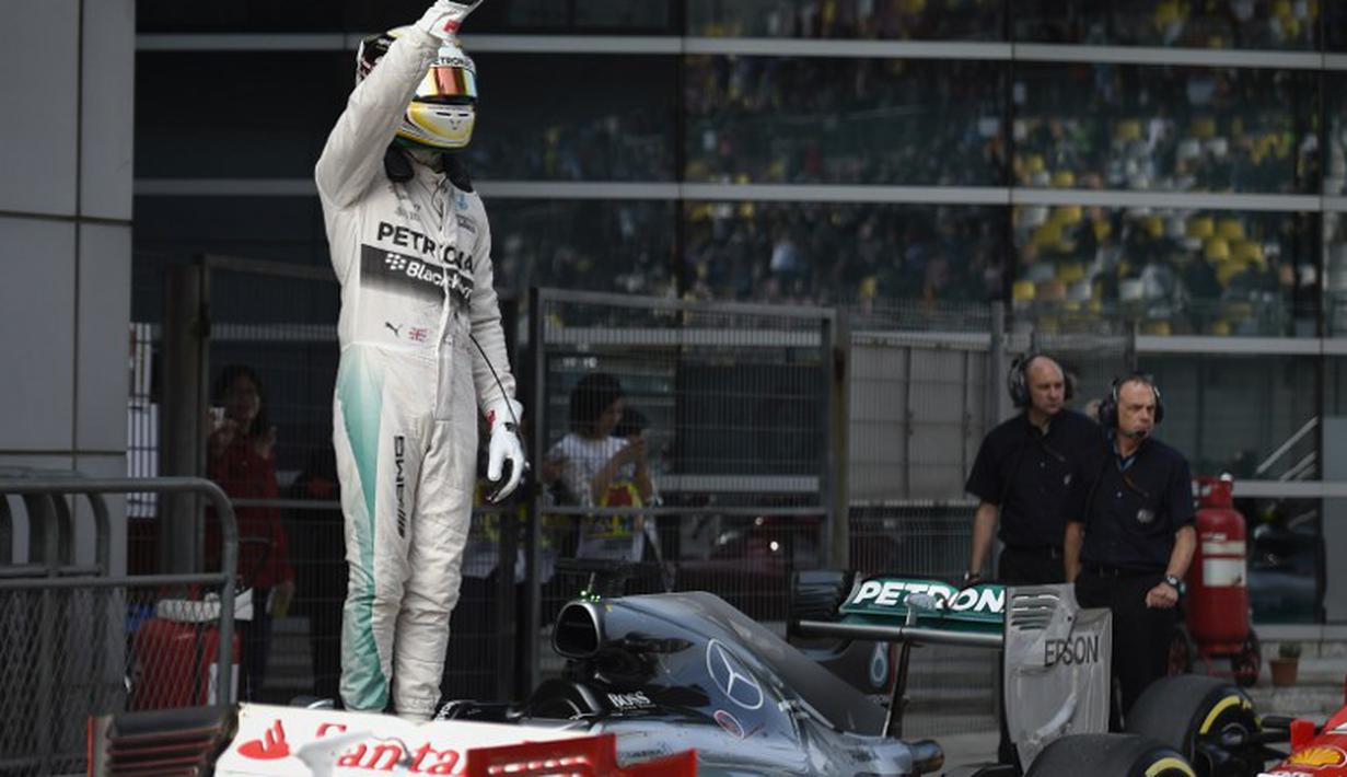 Lewis Hamilton berhasil mencatatkan waktu 1 menit 35,782 detik. Dia unggul 0,042 detik atas rekan setimnya, Nico Rosberg yang berada di urutan dua