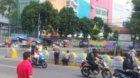 Benda mencurigakan diduga bom tergeletak di trotoar depan ITC Depok (Liputan6.com/Adi Anugrahadi).