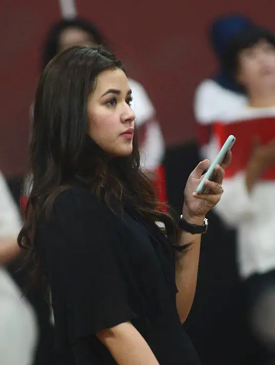 "Sangat tersanjung pada awalnya dihubungin pihak keluarga. Di sini aku merasa diberikan kehormatan menyanyikan lagu-lagu beliau (Chrisye)," kata Raisa di kawasan Fatmawati, Jakarta Selatan, Jumat (26/8/2016). (Galih W. Satria/Bintang.com)