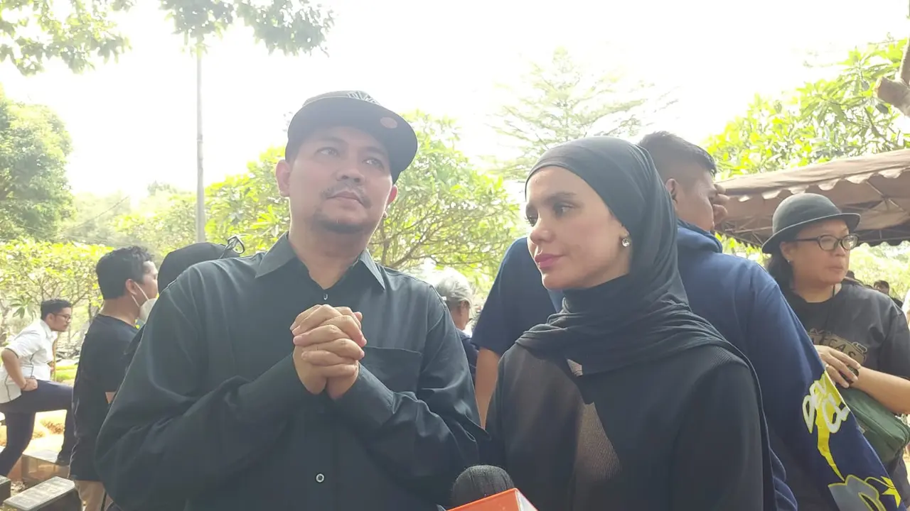Indra Bekti saat pemakaman Soebronto Laras, Kamis (21/9/2023)