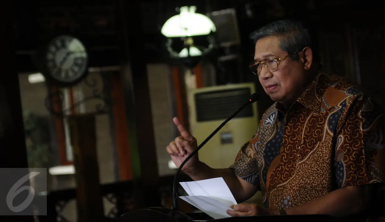Susilo Bambang Yudhoyono jelang memberi keterangan terkait polemik dokumen TPF kasus Munir di Cikeas, Kab Bogor, Selasa (25/10). Pernyataan tindak lanjut hasil temuan TPF Munir dibacakan mantan Mensesneg, Sudi Silalahi. (Liputan6.com/Helmi Fithriansyah)