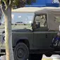 James Blunt menikmati suasana pantai Ibiza bersama dengan istrinya menggunakan Land Rover Defender dengan corak ala militer