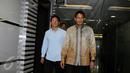 Rio Haryanto (kiri) berjalan bersama Sandiaga Uno usai melakukan pertemuan di gedung Recapital, Jakarta, Selasa (16/2/2016). Sandiaga Uno mengungkapkan kiprah Rio Haryanto di F1 akan memberi keuntungan untuk negara. (Liputan6.com/Helmi Fithriansyah)