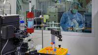 Pekerja memproduksi vaksin COVID-19 di perusahaan Bio Farma, Bandung, Jawa Barat, 12 Agustus 2020. Pemerintah melalui Bio Farma berupaya untuk memenuhi kebutuhan domestik dengan mempersiapkan sebanyak 15 juta bulk vaksin COVID-19 untuk tahap pertama. (BAY ISMOYO/AFP)