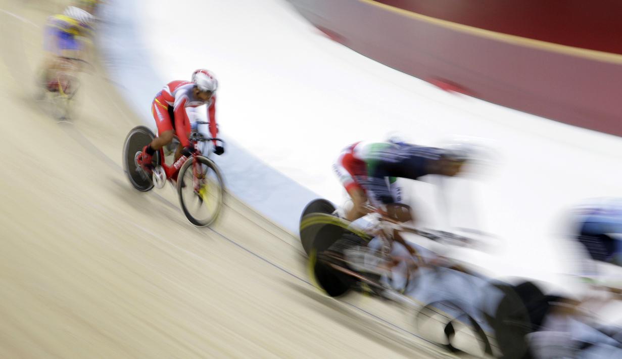 Pesepeda Indonesia, Angga Dwi Wahyu (kiri), memacu kecepatan pada nomor scratch race junior putra saat Asian Track Championship 2019 di Jakarta International Veledrome, Jakarta, Kamis (10/1). Angga berhasil meraih emas. (Bola.com/Yoppy Renato)