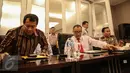 Dirtipidter Bareskrim, Brigjen Pol Yazid Fanani (tengah) bersiap memberi keterangan pers di  Jakarta, Selasa (15/9/2015). Bareskrim Polri sedang membidik tiga perusahaan di Sumsel yang diduga menjadi 'dalang' pembakaran hutan. (Liputan6.com/Faizal Fanani)