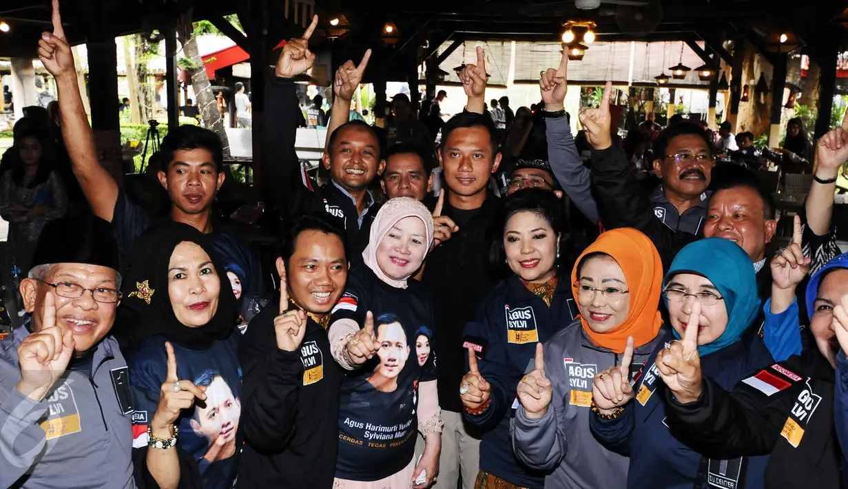 Cagub DKI Jakarta, Agus Harimurti Yudhoyono (AHY- tengah) berfoto bersama sebagian anggota DPD RI usai pertemuan di Jakarta, Selasa (24/1). Selain bertemu, AHY juga menyimak masukan dari para anggota DPD RI tersebut. (Liputan6.com/Helmi Fithriansyah)