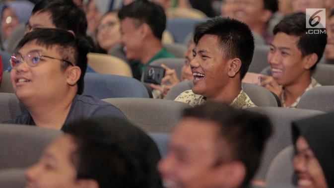 Peserta tertawa saat Cak Blangkon tampil dalam Emtek Goes to Campus (EGTC) 2018 di Universitas Kristen Petra Surabaya, Jawa Timur, Kamis (15/11). EGTC Surabaya berlangsung pada 13-15 November 2018. (Liputan6.com/Faizal Fanani)