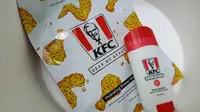 Dua produk kosmetik yang mengawali rangkaian produk kolaborasi KFC dan Dear Me Beauty. (Liputan6.com/Dinny Mutiah)