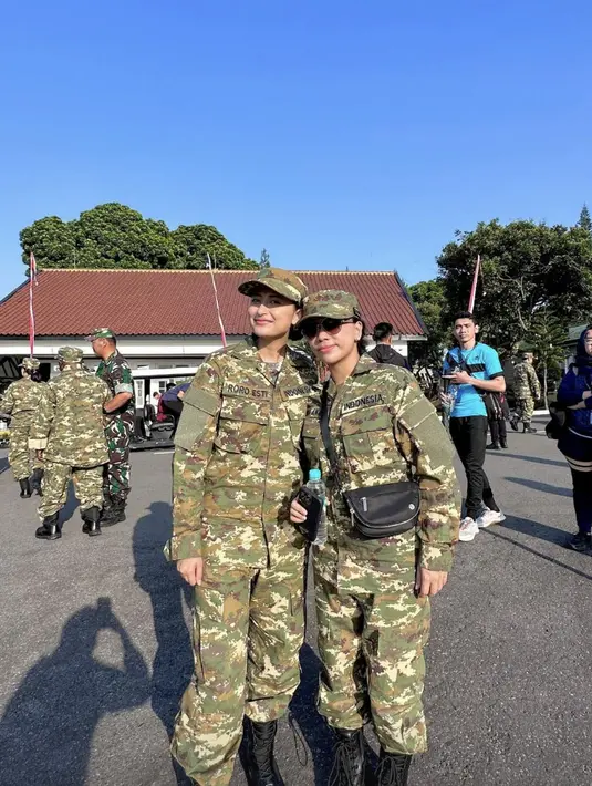 Aksentuasi tas selempang dari merek fashion Lulu Lemon melengkapi gaya dari Zita. [Foto: Instagram/ Zita Anjani]