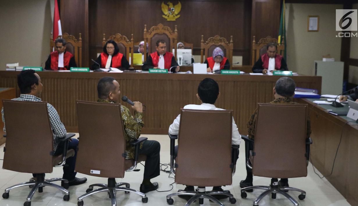 Mantan Sekretaris Mahkamah Agung (MA) Nurhadi (kedua kiri)saat menjadi saksi pada sidang lanjutan dugaan suap terkait pengurusan sejumlah perkara dengan terdakwa Eddy Sindoro di Pengadilan Tipikor, Jakarta, Senin (21/1). (Liputan6.com/Helmi Fithriansyah)