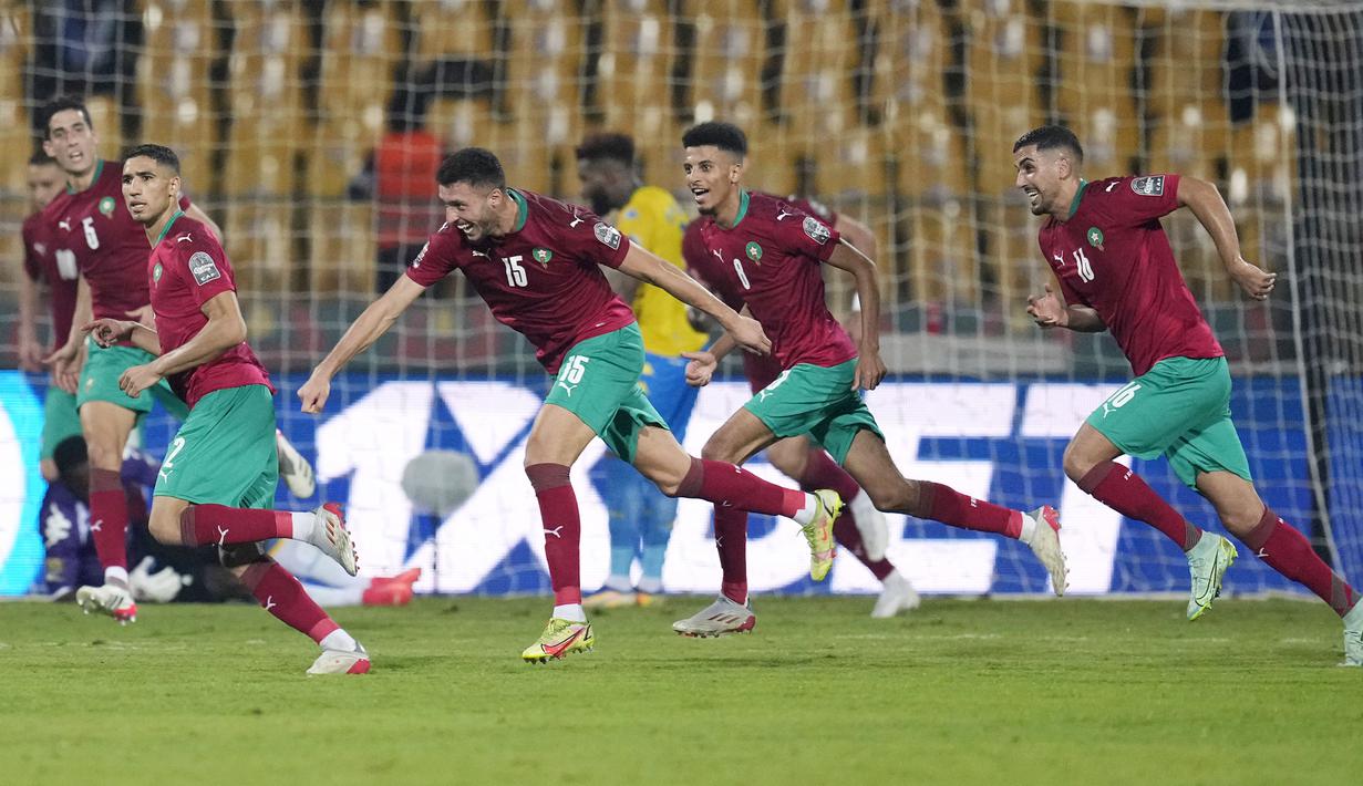 Pemain PSG, Achraf Hakimi menjadi bintang kemenangan 2-1 Maroko atas Malawi dalam partai 16 besar Piala Afrika 2021. Maroko akan berjumpa dengan Mesir di perempat final. (AP/Themba Hadebe)