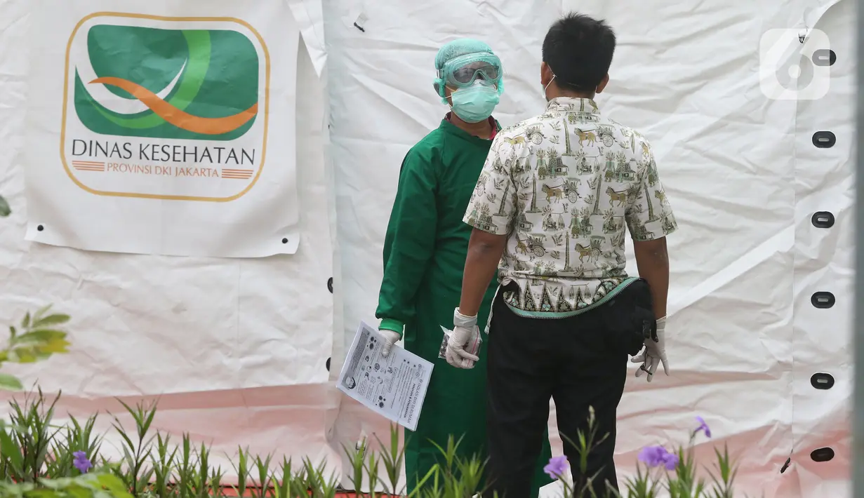 Petugas medis berbincang saat melakukan pemeriksaan mandiri virus corona COVID-19 di rumah sakit rujukan RSUD Pasar Minggu, Jakarta Selatan, Kamis (26/3/2019). Pemeriksaan diikuti oleh Orang Dalam Pemantauan (ODP), Pasien Dalam Pengawasan (PDP), dan suspect. (Liputan6.com/Herman Zakharia)