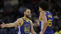 Aksi Stephen Curry pada laga NBA 2024/2025 (AFP)