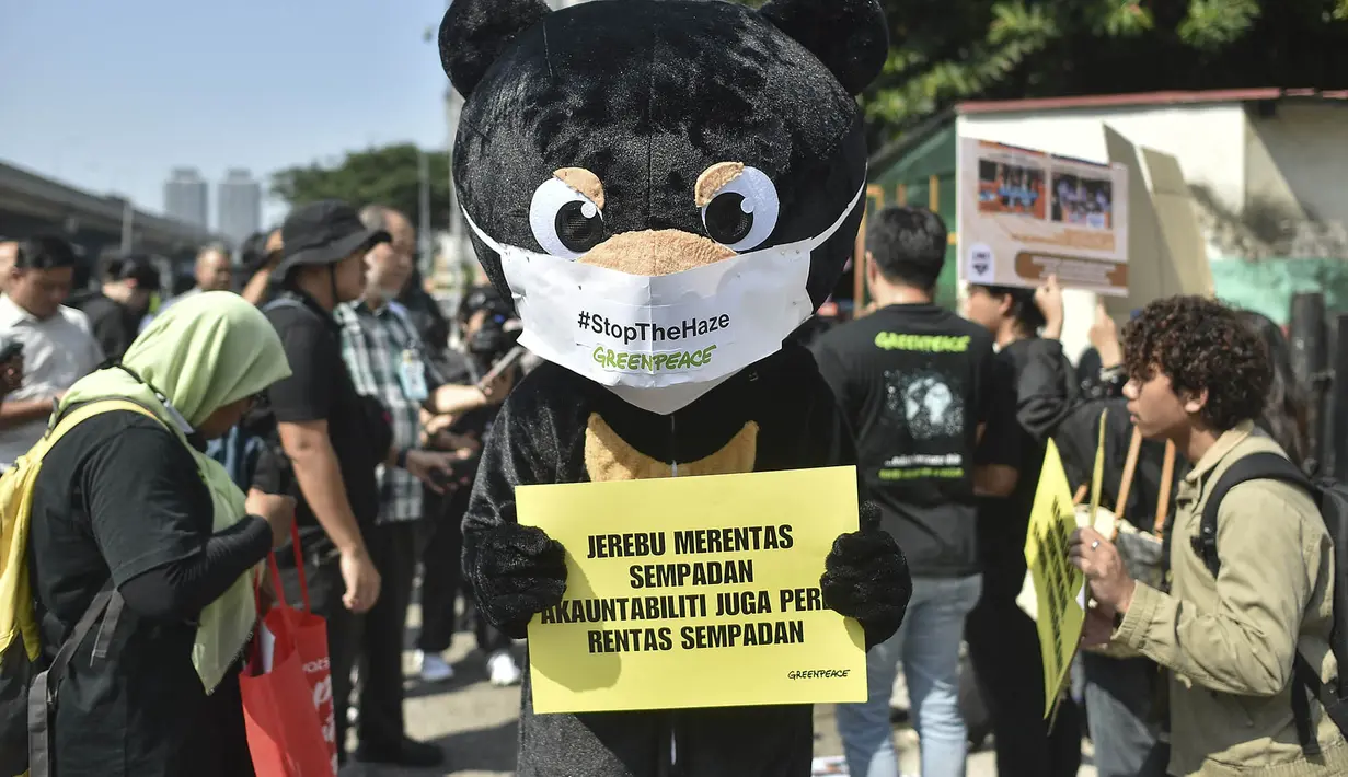 Greenpeace Malaysia dan Himpunan Advocacy Rakyat Malaysia (HARAM) menggelar aksi damai di depan Kedutaan Besar Indonesia di Kuala Lumpur, Jumat, 4 September 2026. (AFP/ Arif Kartono)